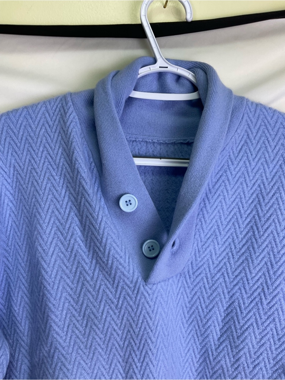 100% CASHMERE ZIGZAG BUTTON SWEATER - Light Blue - Picture 4 of 8